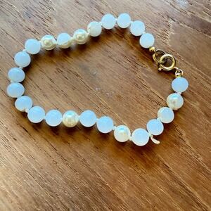 White Chalcedony and Pearl Beaded Bracelet Gold Tone Spring Ring Clasp Hand-Knot